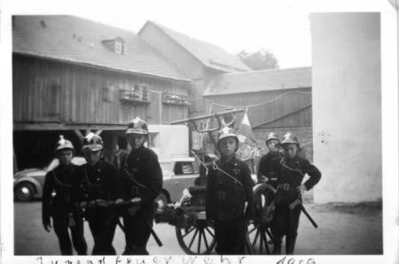 0600_jugendfeuerwehr_mit_handzugspritze_1959.jpg